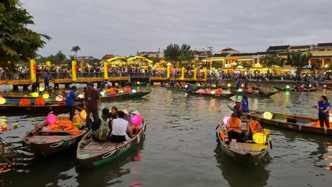 Du khách thích thú với các hoạt động, trải nghiệm tại phố cổ Hội An.