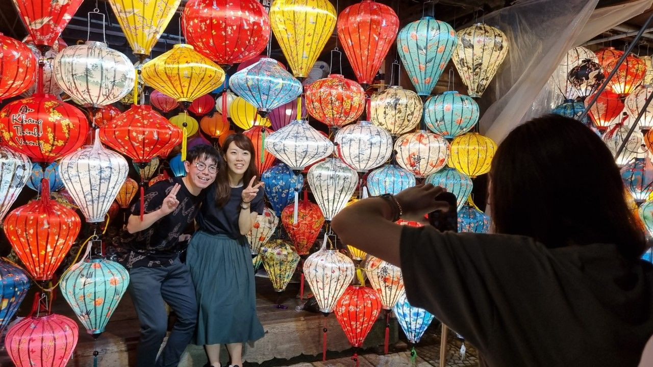 Du khách thích thú với các hoạt động, trải nghiệm tại phố cổ Hội An.