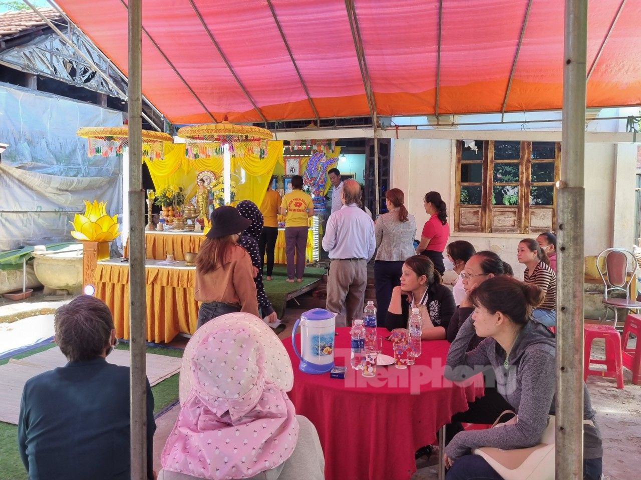 Bà con đến chia sẻ cùng gia đình nạn nhân. Bà con đến chia sẻ cùng gia đình nạn nhân.