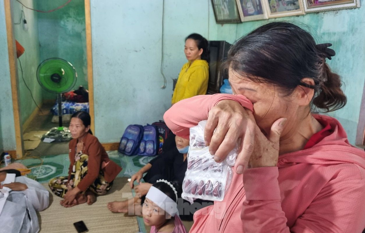 Nhiều người không cầm được nước mắt. Nhiều người không cầm được nước mắt.