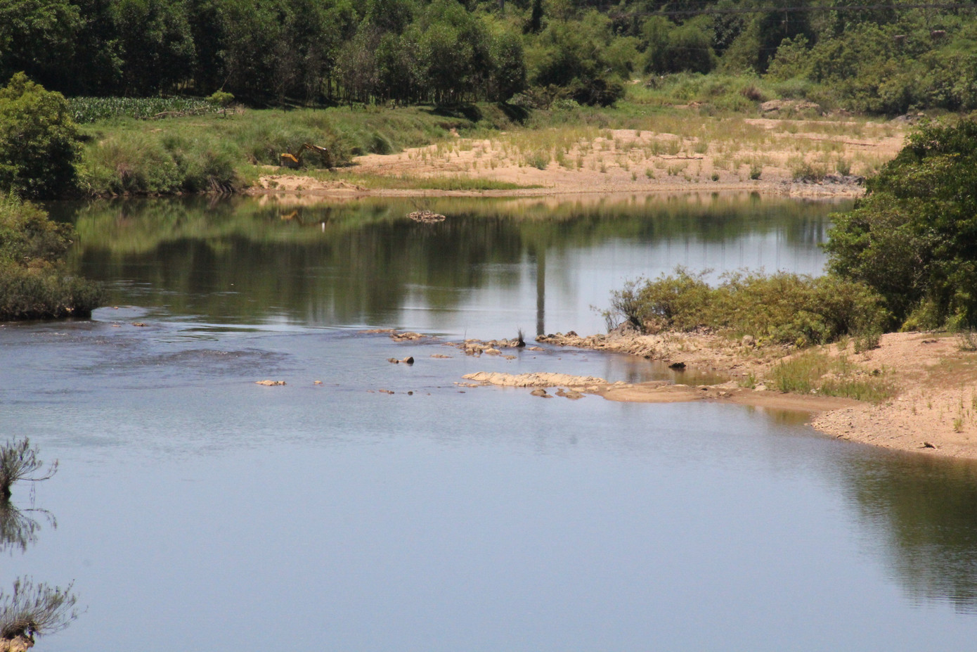 Khúc sông gần nhà nơi vợ chồng anh Tuấn, chị Lộc cào hến, cũng là nơi xảy ra tai nạn cướp đi 3 đứa con của anh chị. Khúc sông gần nhà nơi vợ chồng anh Tuấn, chị Lộc cào hến, cũng là nơi xảy ra tai nạn cướp đi 3 đứa con của anh chị.