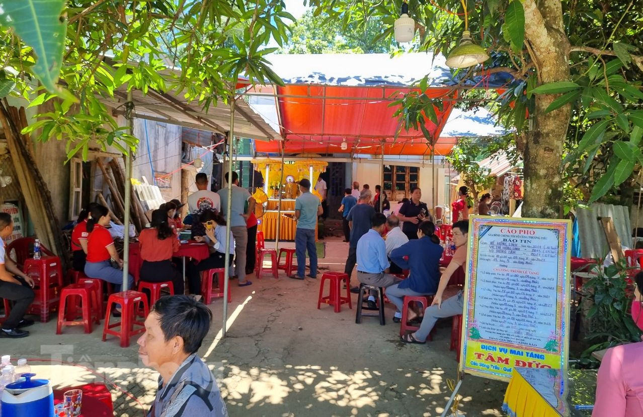 Ngôi nhà nhỏ trước rộn tiếng vui cười nay chìm trong tang tóc. Ngôi nhà nhỏ trước rộn tiếng vui cười nay chìm trong tang tóc.