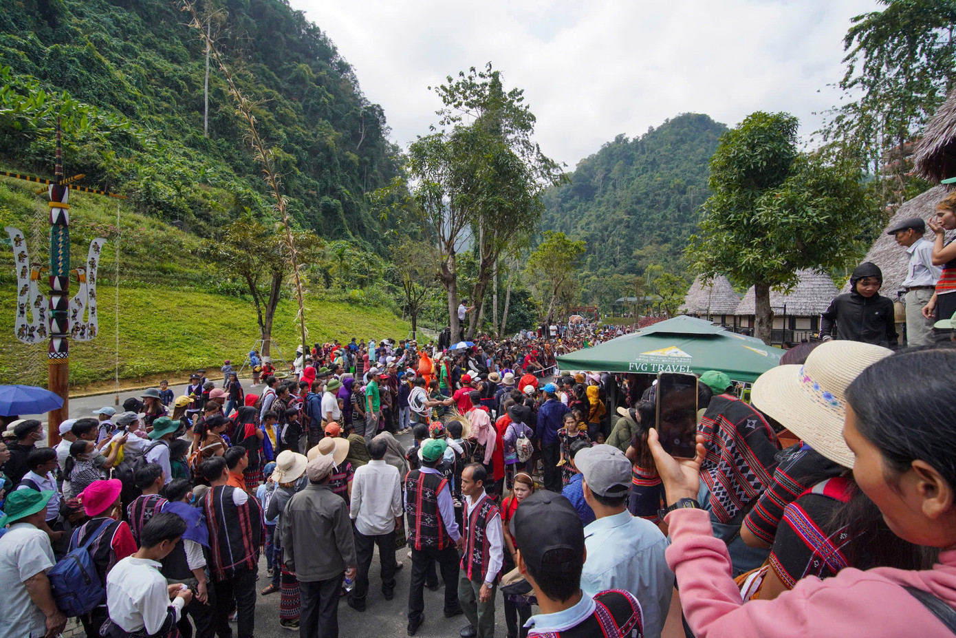 Người dân và du khách kéo về tham gia Lễ hội Ớt A Riêu ở huyện miền núi Đông Giang, Quảng Nam.