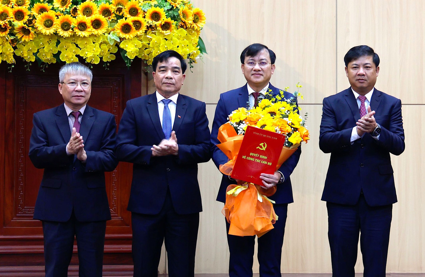 Lãnh đạo tỉnh Quảng Nam trao quyết định và tặng hoa chúc mừng ông Phan Văn Bình. Lãnh đạo tỉnh Quảng Nam trao quyết định và tặng hoa chúc mừng ông Phan Văn Bình.