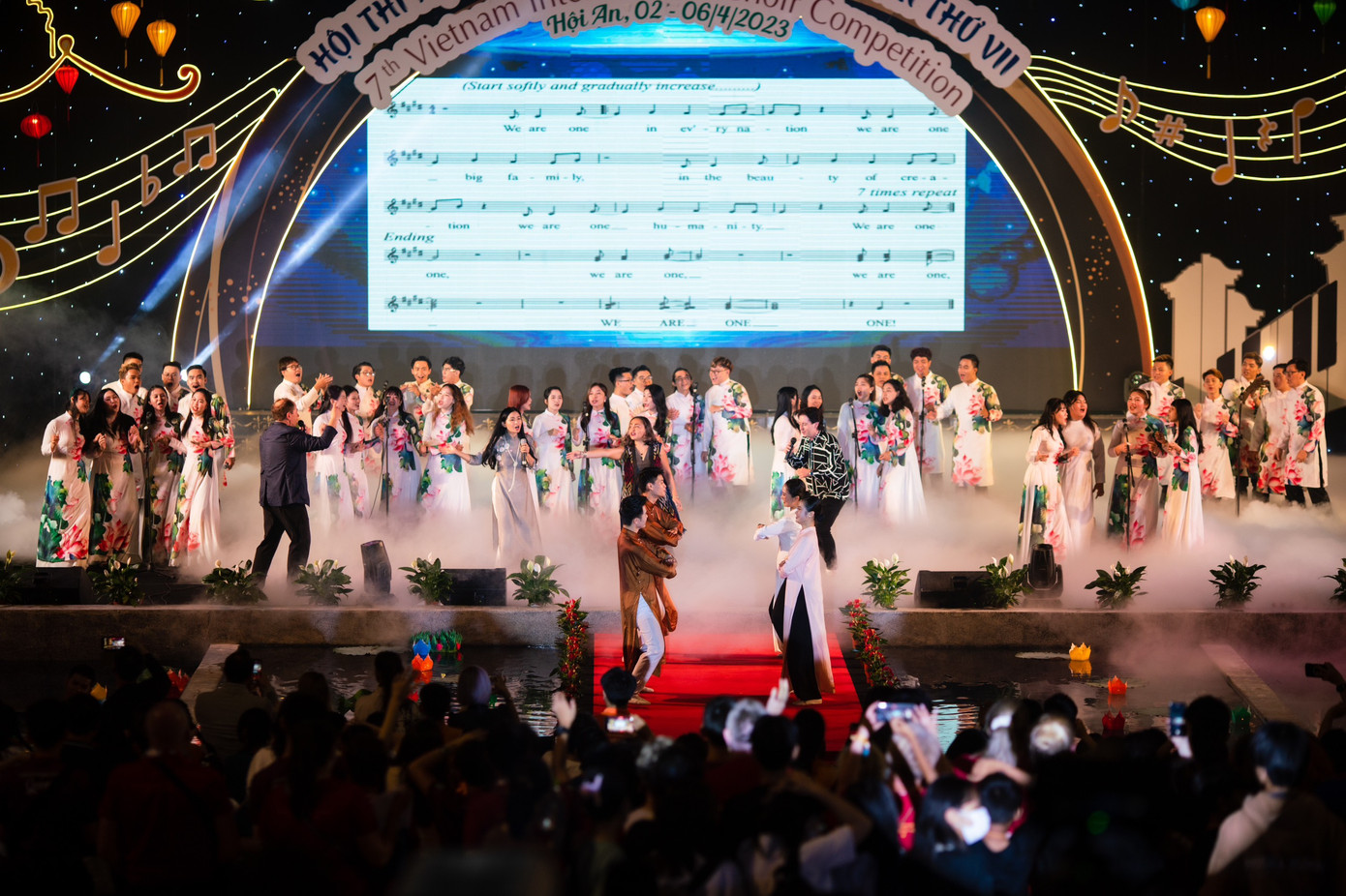 Nghệ sĩ các đoàn tham gia trình diễn tại đêm khai mạc. Ảnh S.C.