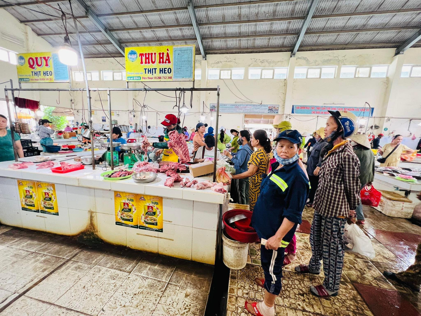 Rất nhiều tiểu thương chợ Nam Phước chung hụi cùng bà L. đang đứng ngồi không yên.