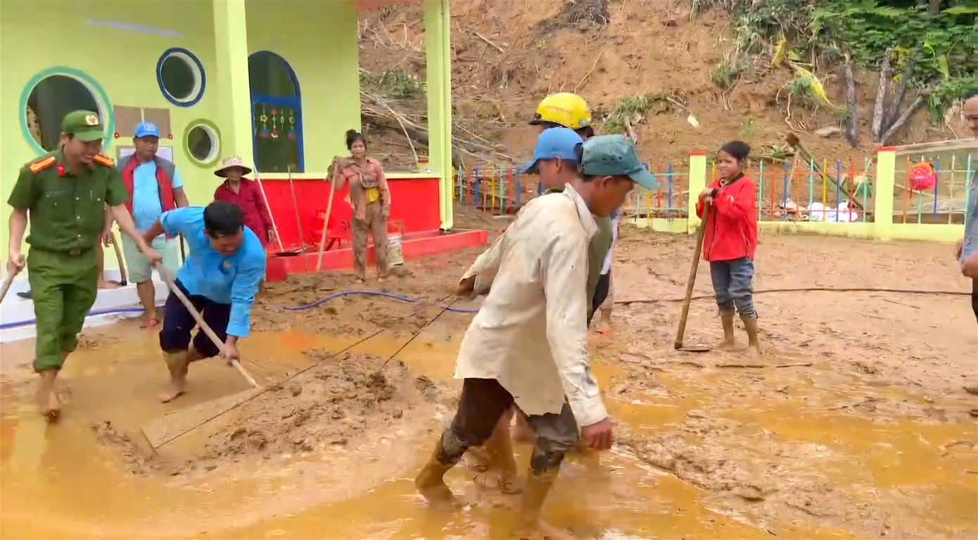 Chung tay dọn bùn đất sau mưa lớn.