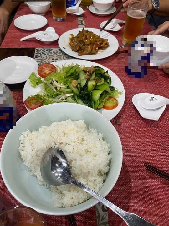 Hình ảnh bữa cơm với được cho là 200 ngàn đồng/ người được đăng tải trên mạng xã hội.