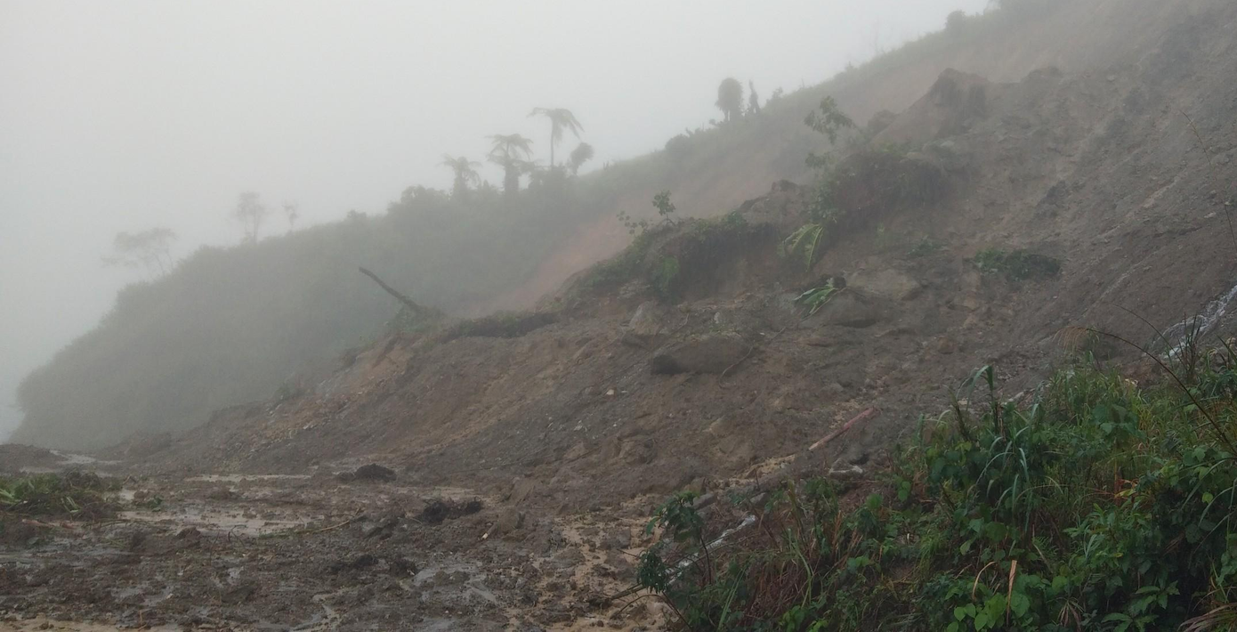 Đường lên vùng trồng sâm Trà Linh sạt lở Đường lên vùng trồng sâm Trà Linh sạt lở