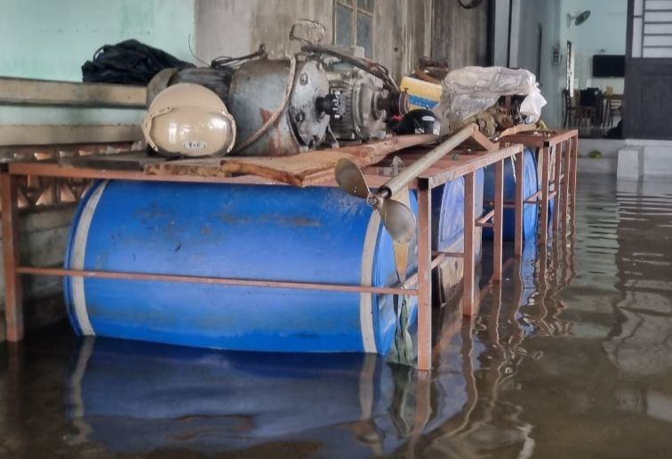 Chiếc bè đơn giản nhưng giúp gia đình anh Cư khỏe hơn trong mùa lũ.