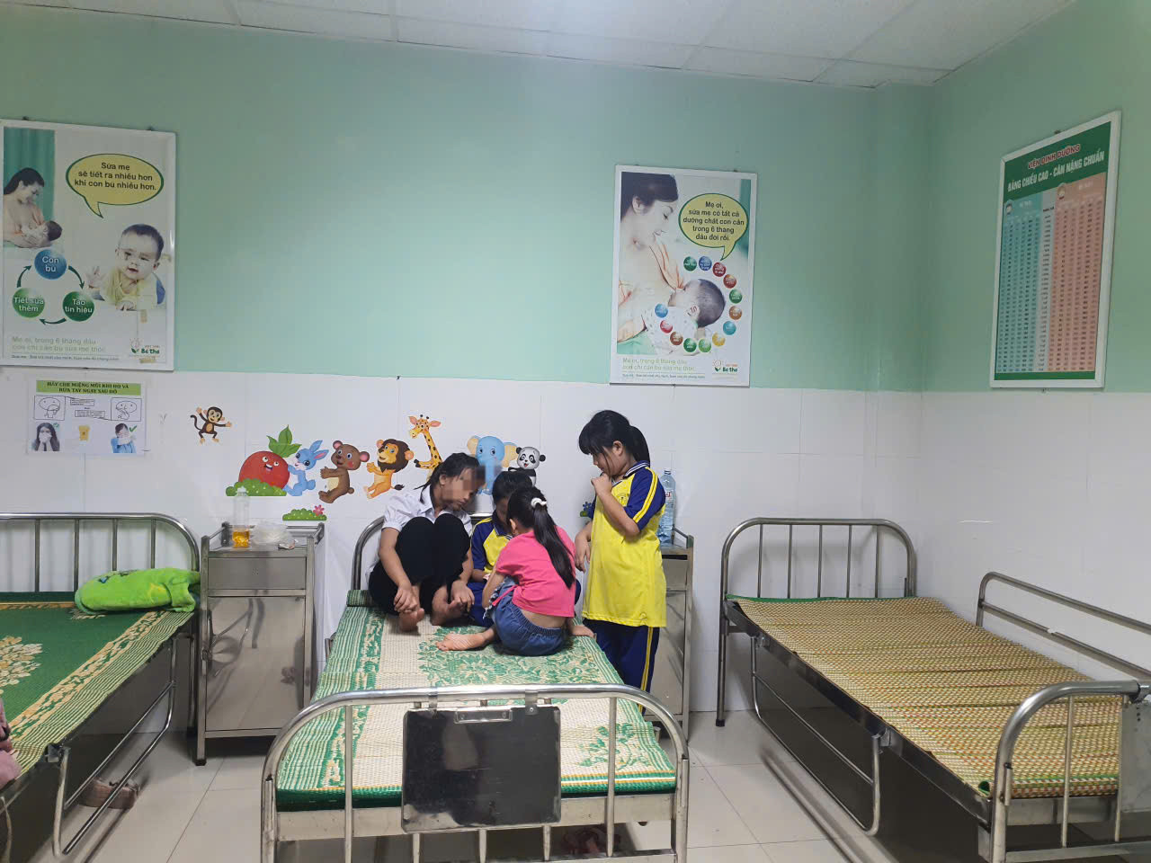 Các em học sinh có biểu hiện nôn ói, đau bụng sau khi ăn sữa chua. Các em học sinh có biểu hiện nôn ói, đau bụng sau khi ăn sữa chua.