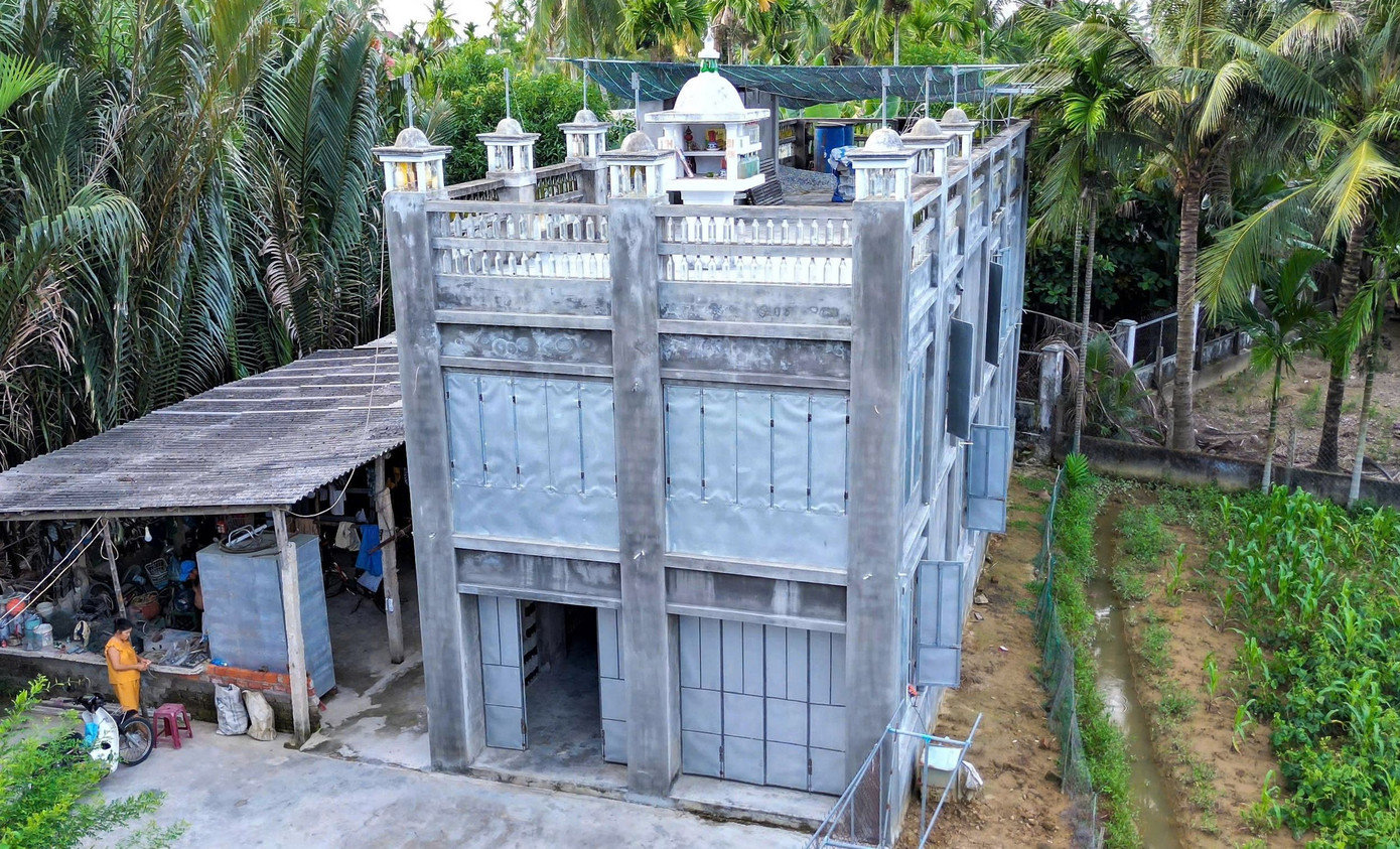 Ngôi nhà nằm cạnh rừng dừa nước Cẩm Thanh được xem là công trình độc nhất vô nhị. Nhiều người thán phục chủ nhân bởi sự kiên trì suốt 18 năm qua.