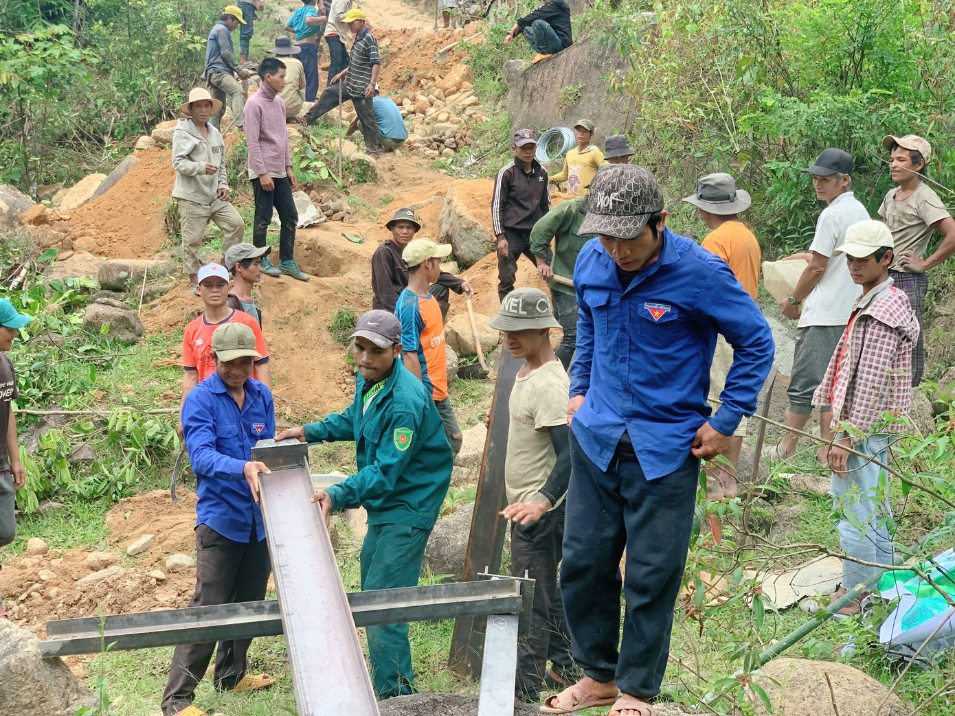 Anh Đoàn Thiện Ngọc Vũ – Bí thư Huyện Đoàn, Chủ tịch Hội LHTN huyện Thăng Bình cho biết, dự án thiện nguyện này rất thiết thực và ý nghĩa, hiện thực hóa ước mơ có một cây cầu của bà con vơi bớt khó khăn khi mùa mưa đến.