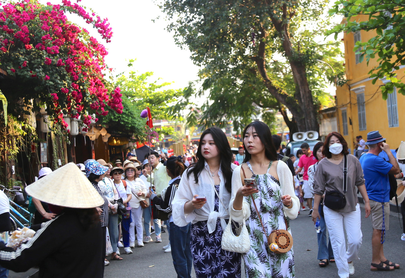 Những ngày này, rất đông du khách đến tham quan phố cổ Hội An.