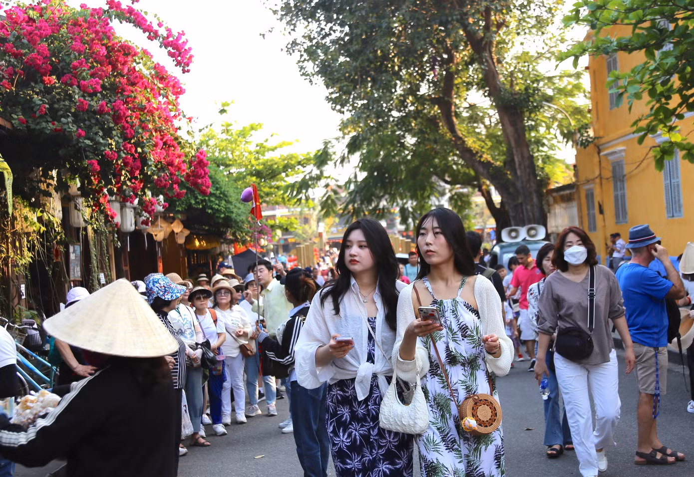 Những ngày này, rất đông du khách đến tham quan phố cổ Hội An. Những ngày này, rất đông du khách đến tham quan phố cổ Hội An.