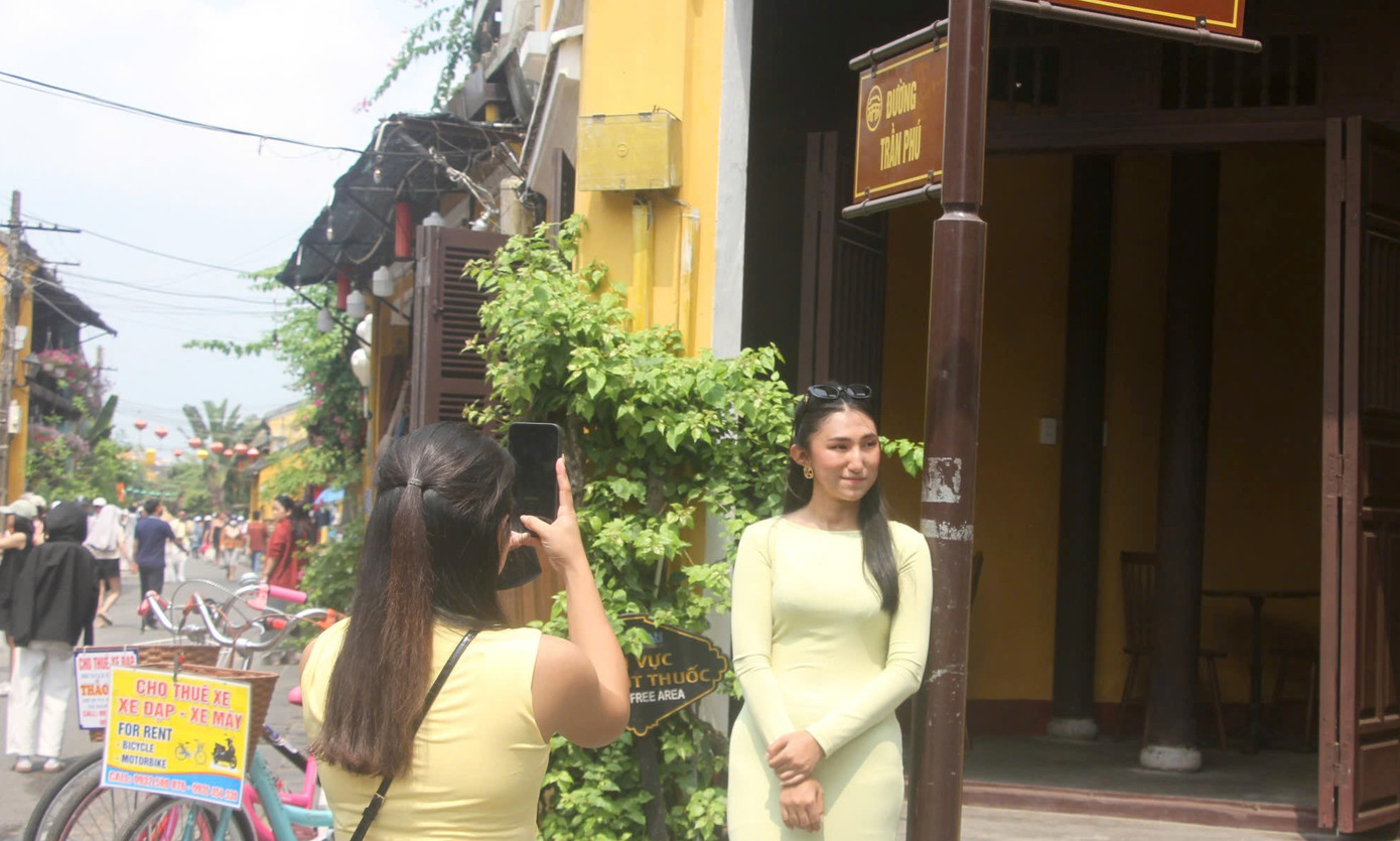 Nhiều cặp đôi nắm tay nhau cùng sánh bước trên các tuyến phố Trần Phú, Bạch Đằng, Phan Chu Trinh… và cùng lưu lại những khoảnh khắc đáng nhớ của kỳ nghỉ lễ. Các điểm tham quan nổi tiếng như Chùa Cầu, cầu An Hội cũng hút khách. Quán cà phê lân cận điểm tham quan chật cứng khách dừng chân thưởng thức. Nhiều cặp đôi nắm tay nhau cùng sánh bước trên các tuyến phố Trần Phú, Bạch Đằng, Phan Chu Trinh… và cùng lưu lại những khoảnh khắc đáng nhớ của kỳ nghỉ lễ. Các điểm tham quan nổi tiếng như Chùa Cầu, cầu An Hội cũng hút khách. Quán cà phê lân cận điểm tham quan chật cứng khách dừng chân thưởng thức.