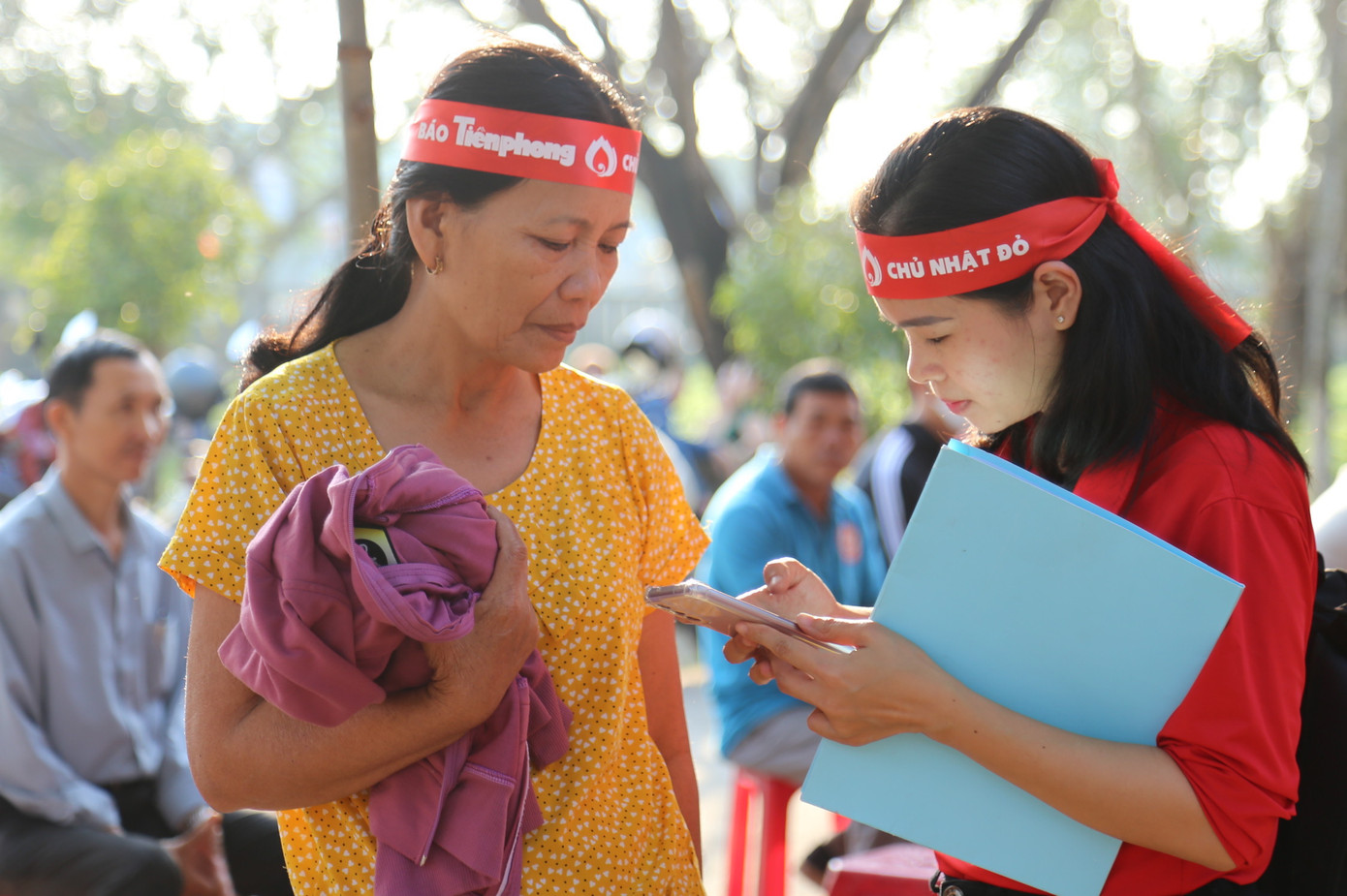 Bà Huỳnh Thị Hạnh (áo vàng) chia sẻ cùng PV báo Tiền Phong.