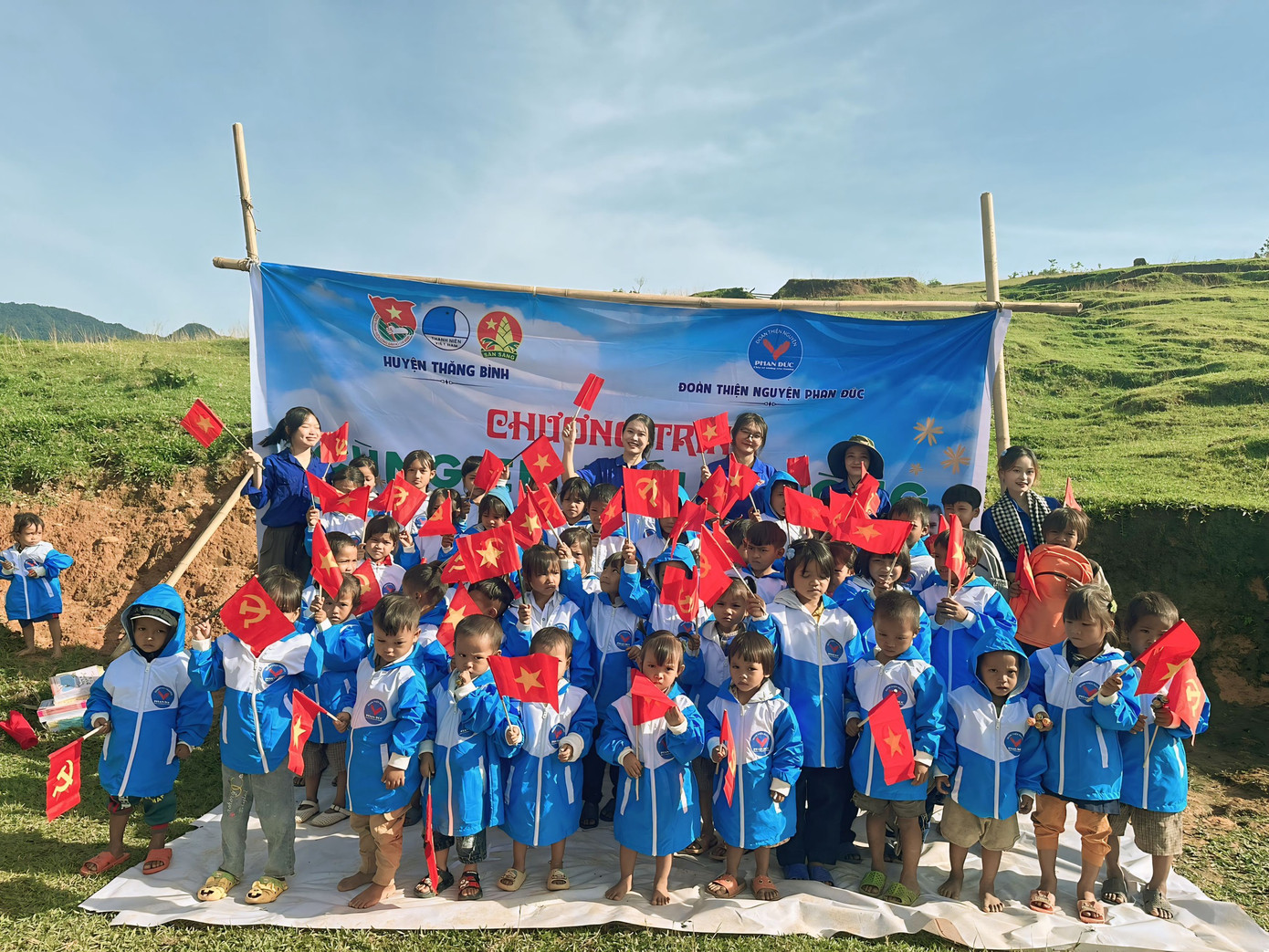 Nhóm thiện nguyện trao tặng 50 suất quà là sách vở, cặp sách, áo quần đồng phục; tặng 70 lá cờ, 70 chiếc khăn quàng đỏ cho các em nhỏ nhân dịp đầu năm học mới. 45 suất quà là các vật phẩm thiết yếu trao tặng tới bà con và tổ chức bữa ăn nhân ái cùng người dân trong làng. Nhóm thiện nguyện trao tặng 50 suất quà là sách vở, cặp sách, áo quần đồng phục; tặng 70 lá cờ, 70 chiếc khăn quàng đỏ cho các em nhỏ nhân dịp đầu năm học mới. 45 suất quà là các vật phẩm thiết yếu trao tặng tới bà con và tổ chức bữa ăn nhân ái cùng người dân trong làng.