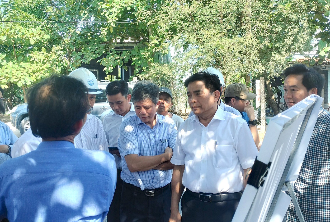 Ông Lê Văn Dũng trò chuyện cùng người dân vùng ảnh hưởng bởi dự án.