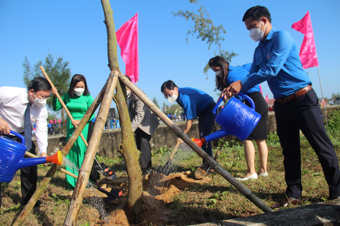 Trồng cây thanh niên tại quảng trường biển Tam Thanh.