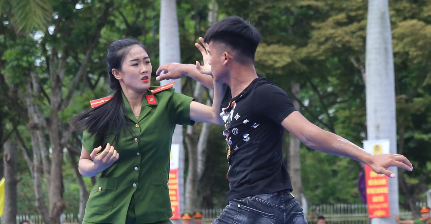 Màn trình diễn trấn áp tội phạm của nữ chiến sĩ công an khiến người xem mãn nhãn.