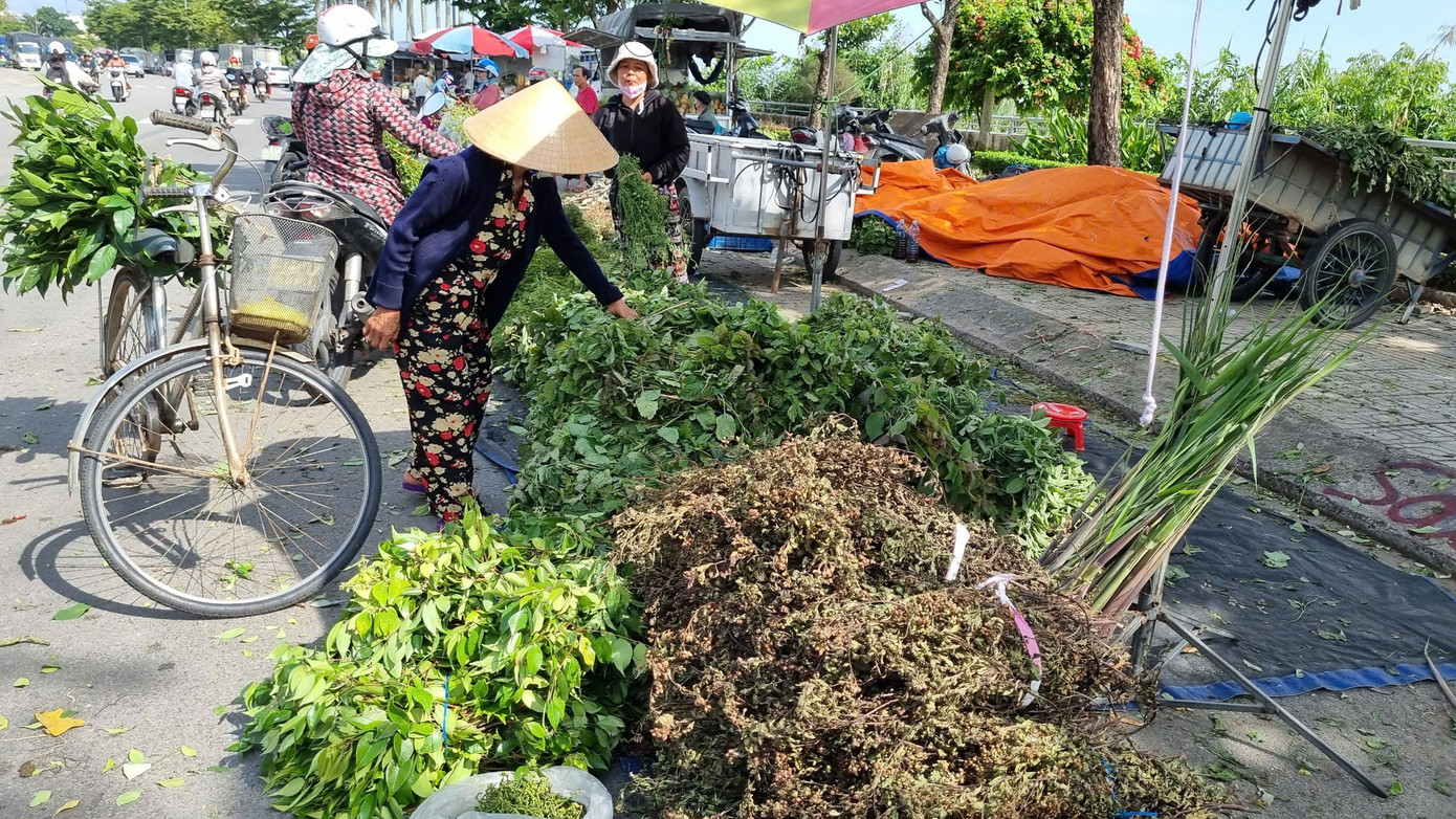 Người dân háo hức tới chợ mua "lá mùng 5". Các loại lá đều là vị thuốc nam chữa được nhiều bệnh như giải cảm, đau bụng, mát gan, trị ngứa, rôm…