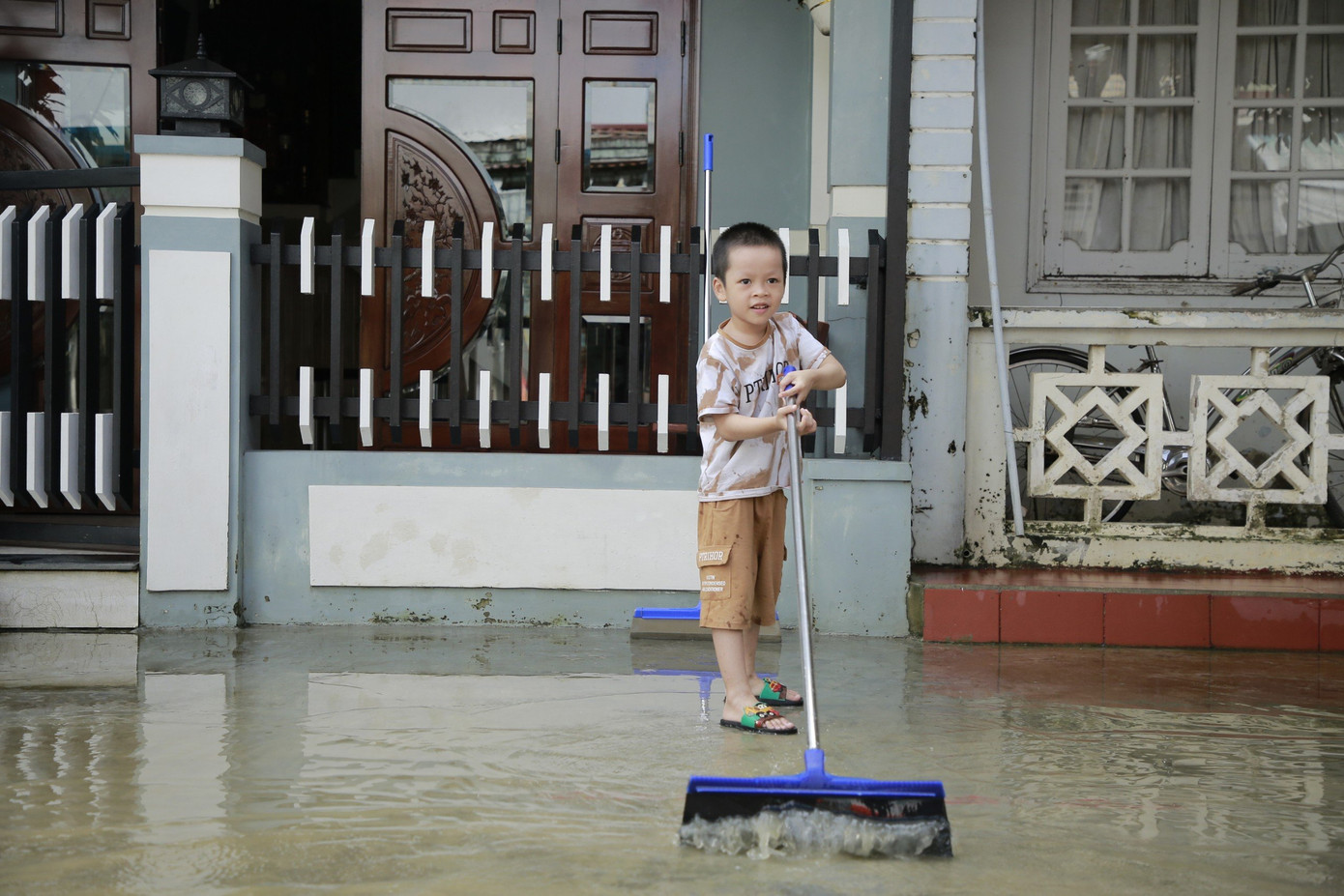 Dùng chổi đẩy bùn và dội nước làm sạch.