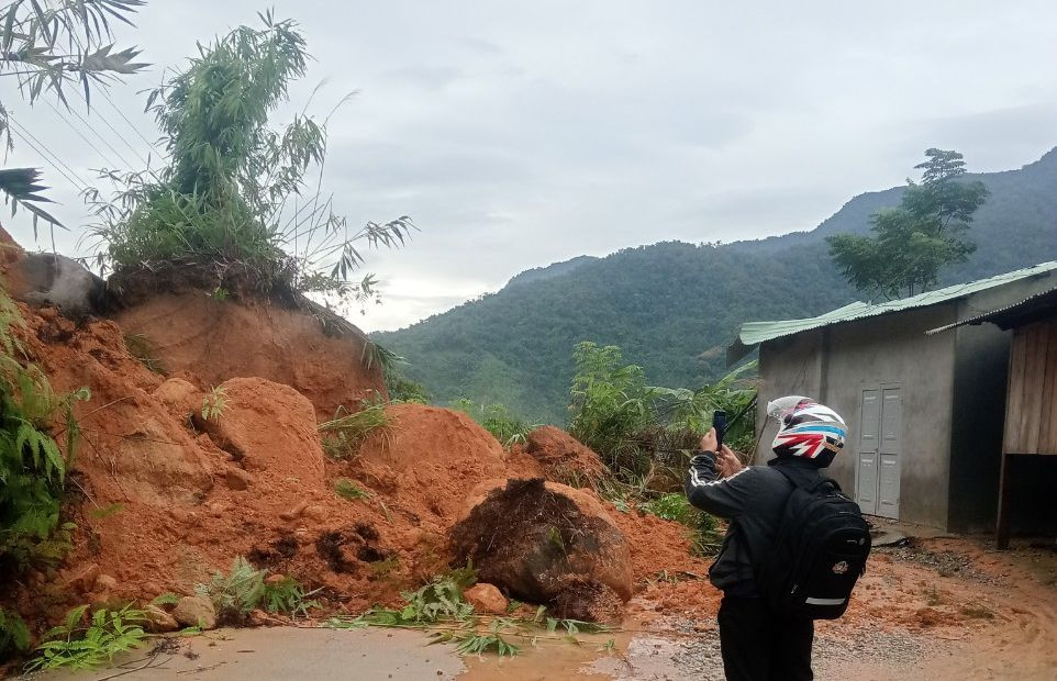 Tuyến đường liên xã bị sạt trượt. Tuyến đường liên xã bị sạt trượt.