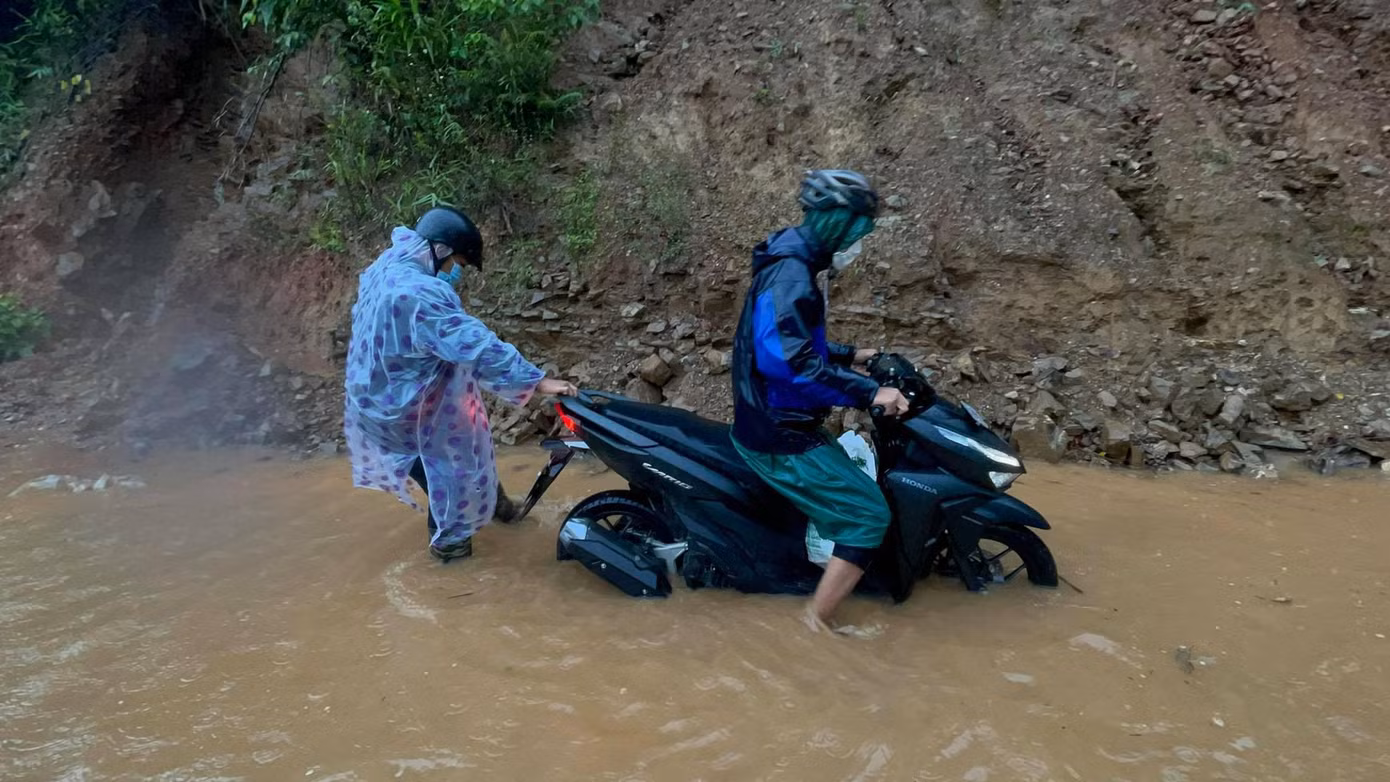 Nhiều tuyến đường bị ngập nước khiến việc di chuyển vô cùng khó khăn.