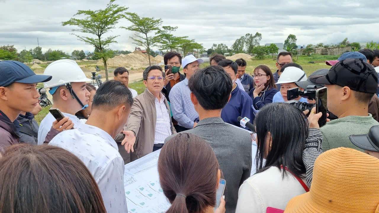 Người dân mua đất vây quanh lắng nghe chỉ đạo của lãnh đạo tỉnh và trao đổi bức xúc về dự án.