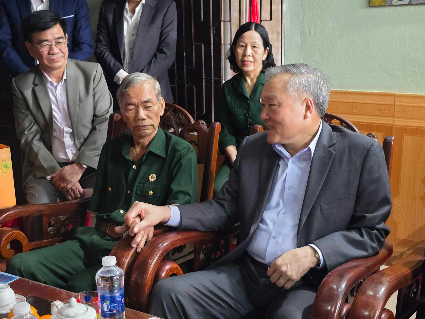 Phó Thủ tướng đến thăm, tặng quà Tết các thương binh.