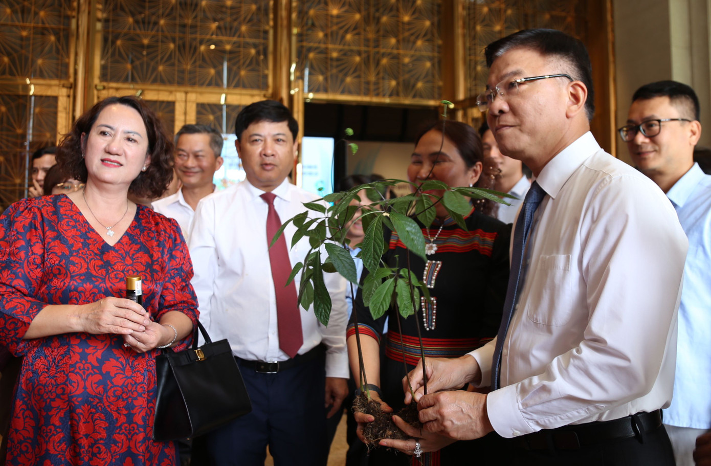 Phó Thủ tướng Lê Thành Long trao đổi cùng lãnh đạo tỉnh Quảng Nam, doanh nghiệp tham gia hội nghị. Ảnh: Hoài Văn