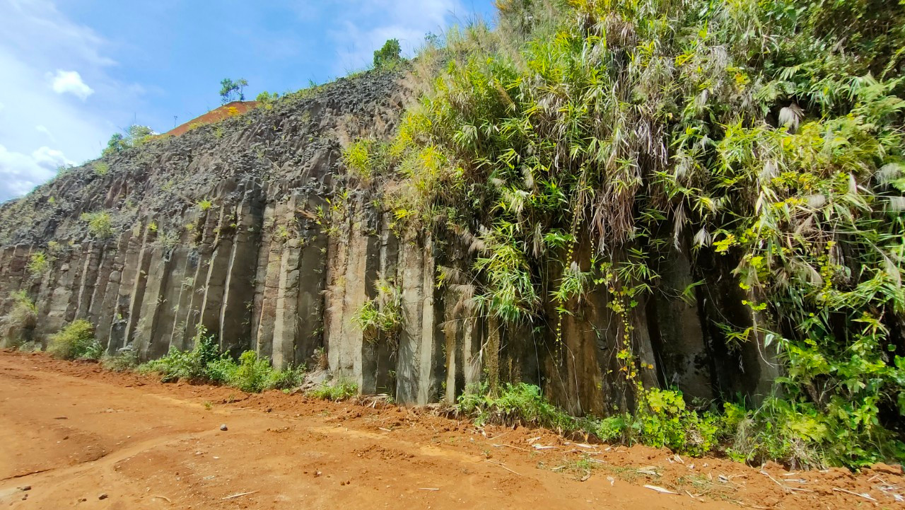 Theo người dân địa phương, trước đây núi đá ẩn trong đất, chỉ lộ một ít nhưng bị cây cối che khuất. Năm 2018, công ty thủy điện Nước Chè mở đường từ tubin đến kênh dẫn nước xã Phước Mỹ làm phát lộ vách núi hùng vĩ này.