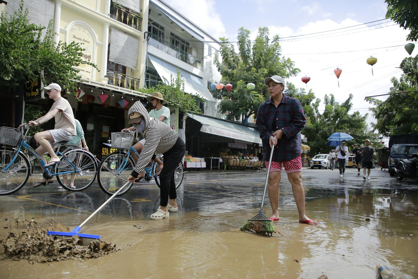 Việc dọn dẹp hết sức khẩn trương vì nếu để lâu bùn càng bết dính.