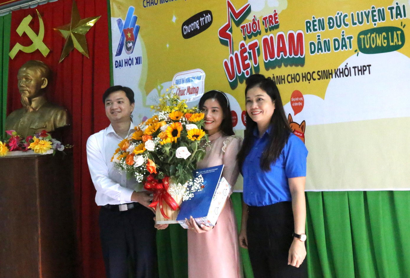 Bí thư T.Ư Đoàn Nguyễn Minh Triết tặng hoa chúc mừng cô giáo Trà Thị Thu - Giáo viên Trường Phổ thông trung học bán trú Trà Tập. Bí thư T.Ư Đoàn Nguyễn Minh Triết tặng hoa chúc mừng cô giáo Trà Thị Thu - Giáo viên Trường Phổ thông trung học bán trú Trà Tập.