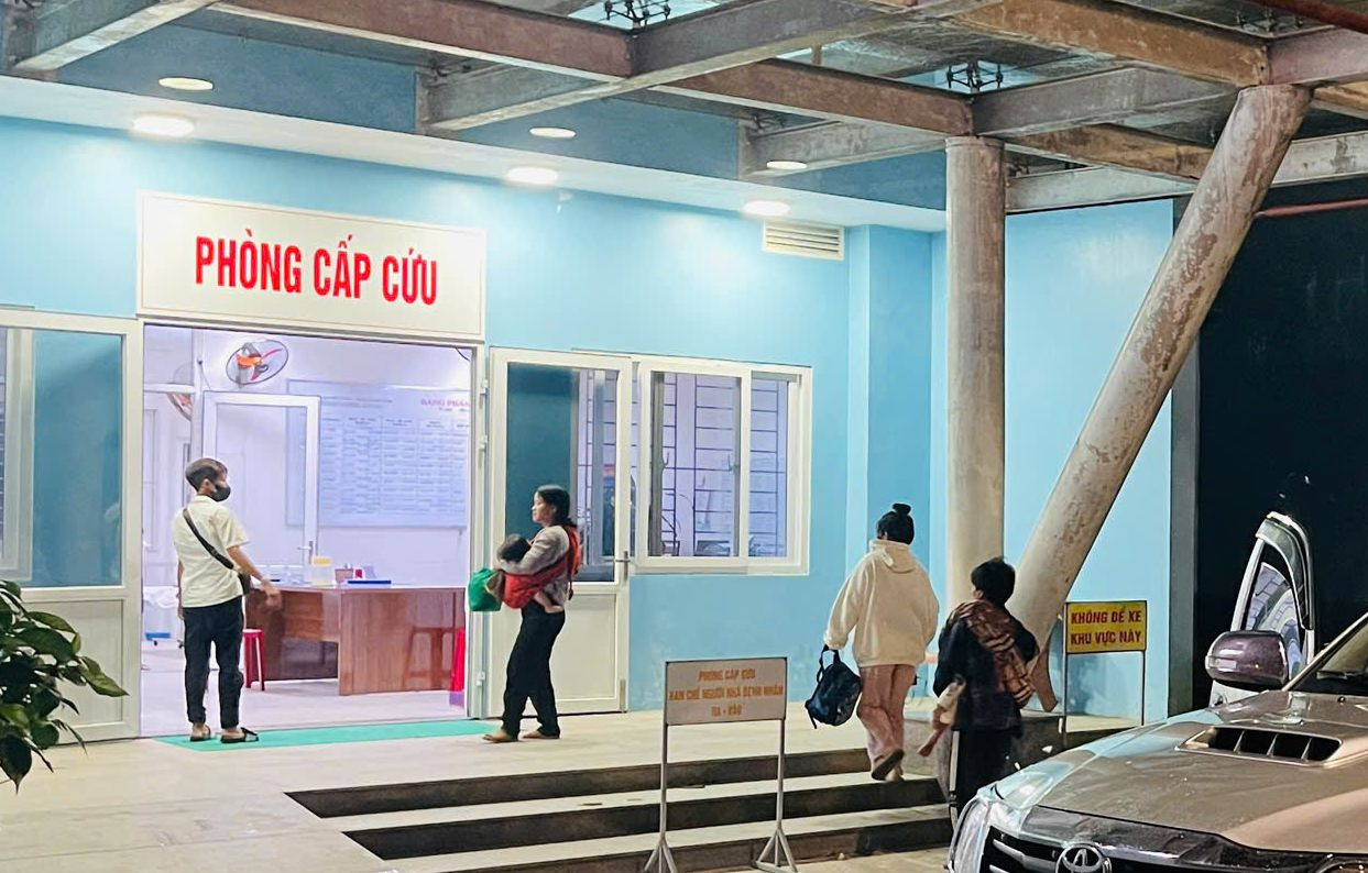 Nhiều trẻ em ở huyện miền núi Nam Trà My, Quảng Nam bị sốt được các mạnh thường quân chở miễn phí xuống bệnh viện ở Tam Kỳ để điều trị. Ảnh H. P Nhiều trẻ em ở huyện miền núi Nam Trà My, Quảng Nam bị sốt được các mạnh thường quân chở miễn phí xuống bệnh viện ở Tam Kỳ để điều trị. Ảnh H. P