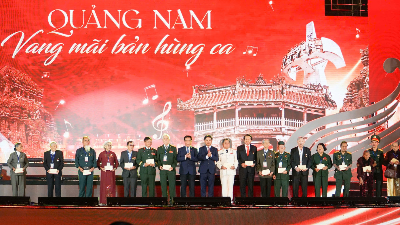 Lãnh đạo tỉnh Quảng Nam tặng quà các đại biểu lão thành cách mạng, cán bộ tiền khởi nghĩa, đại diện Mẹ Việt Nam Anh hùng, Anh hùng Lực lượng vũ trang nhân dân, Anh hùng Lao động tại lễ kỷ niệm