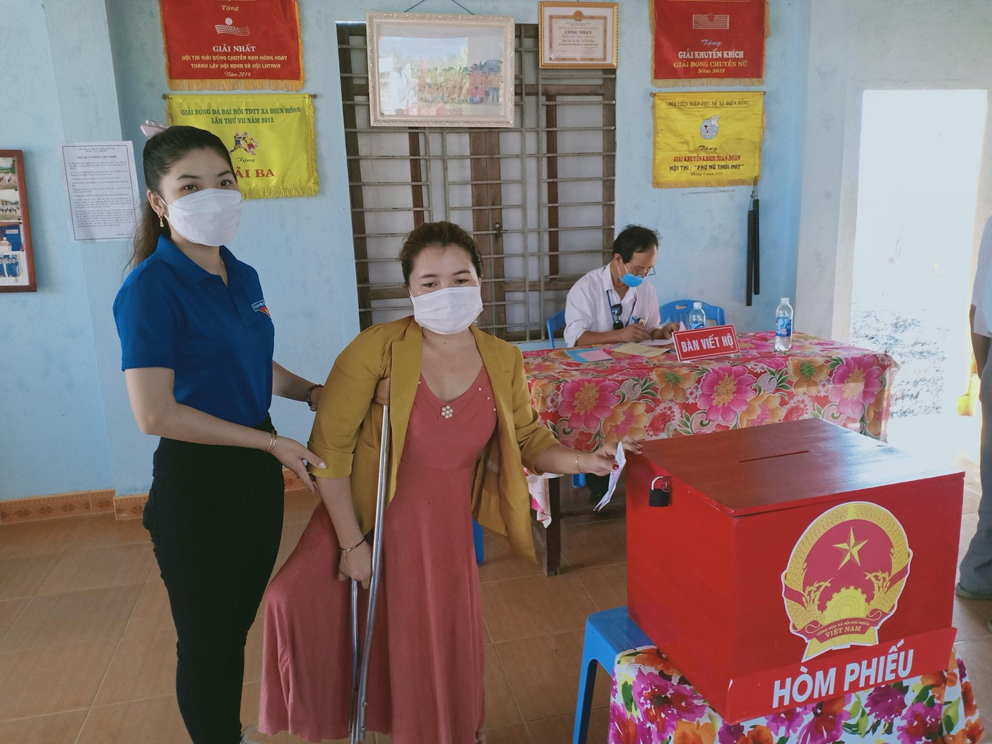 Áo xanh xung kích tình nguyện trong Ngày hội non sông. Áo xanh xung kích tình nguyện trong Ngày hội non sông.