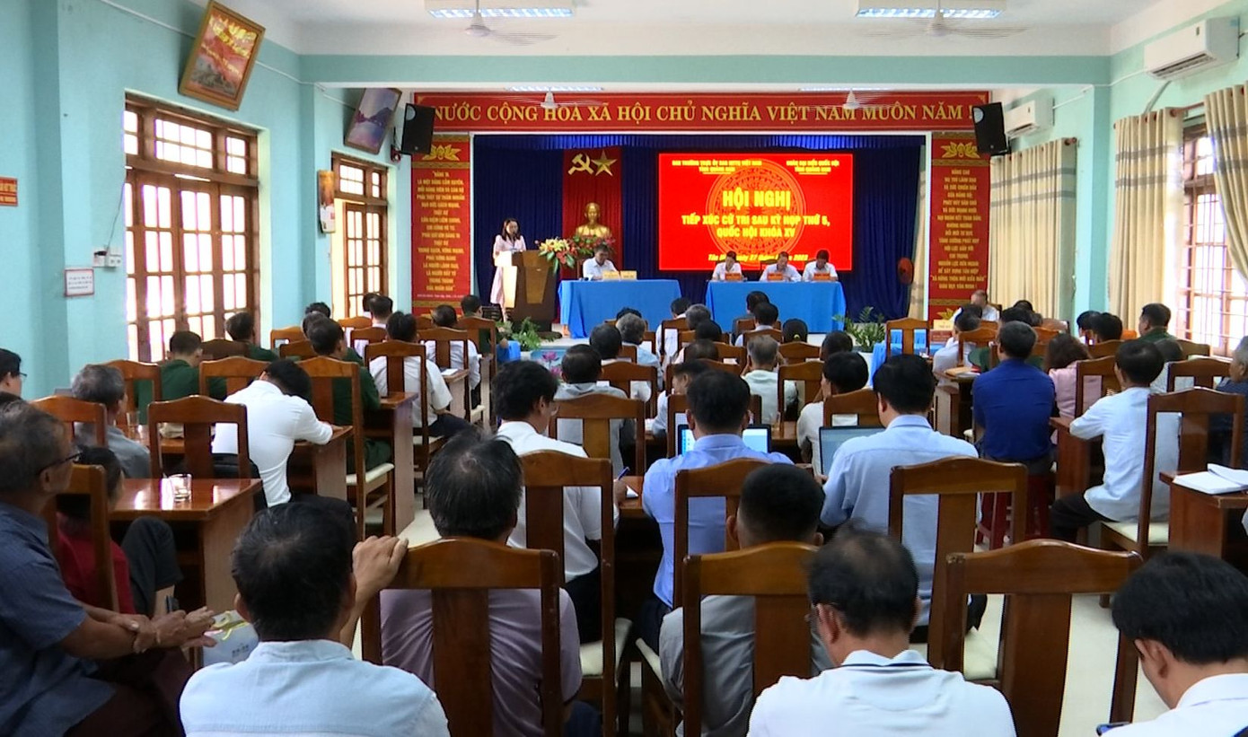 Cử tri xã đảo Tân Hiệp tại buổi tiếp xúc Cử tri xã đảo Tân Hiệp tại buổi tiếp xúc