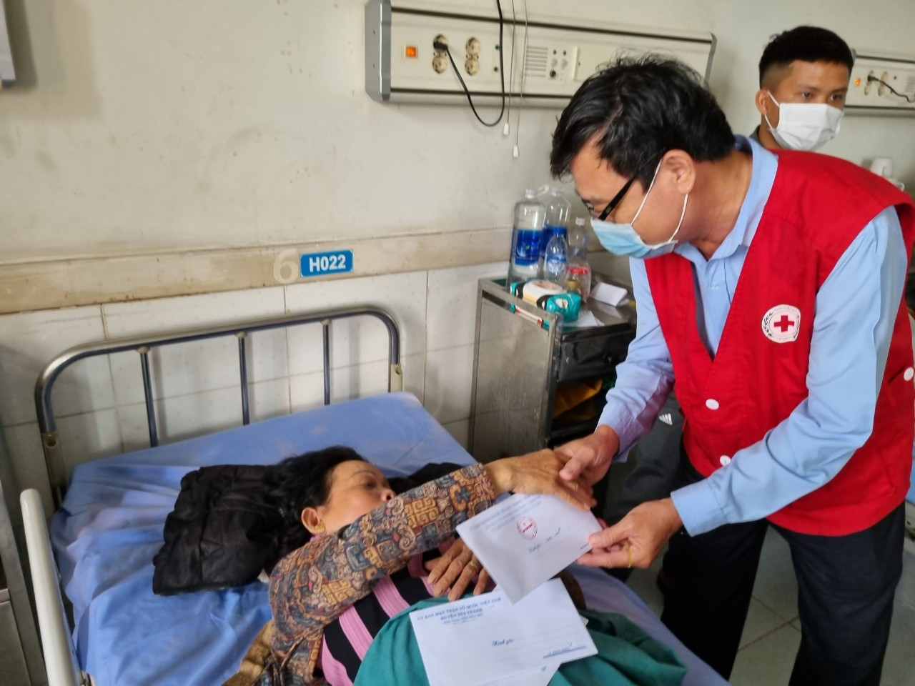 Hội Chữ thập đỏ tỉnh Quảng Nam thăm hỏi nạn nhân vụ tai nạn. Hội Chữ thập đỏ tỉnh Quảng Nam thăm hỏi nạn nhân vụ tai nạn.