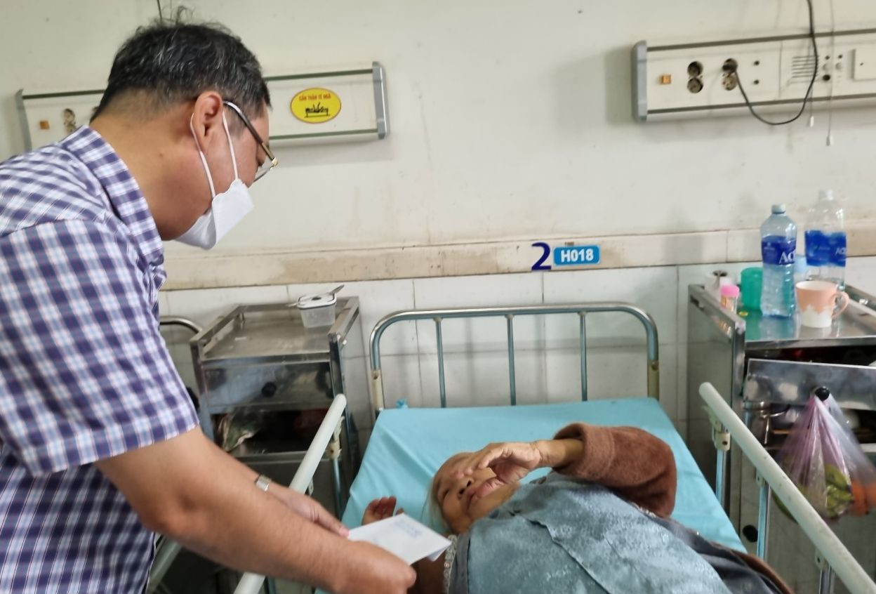 Lãnh đạo huyện Núi Thành thăm hỏi các nạn nhân. Lãnh đạo huyện Núi Thành thăm hỏi các nạn nhân.