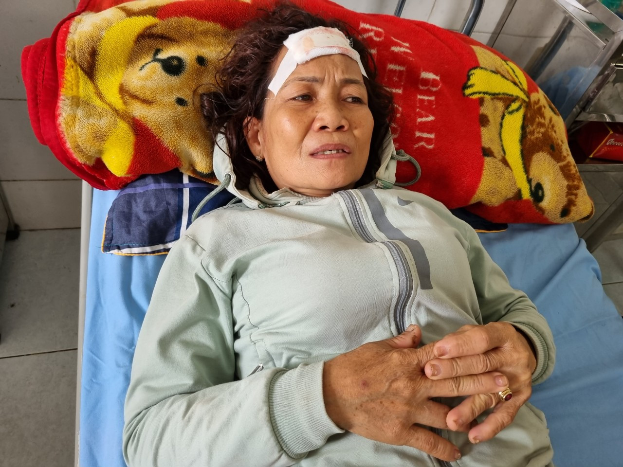 Bà Nguyễn Thị Thảo kể lại vụ tai nạn kinh hoàng. Bà Nguyễn Thị Thảo kể lại vụ tai nạn kinh hoàng.