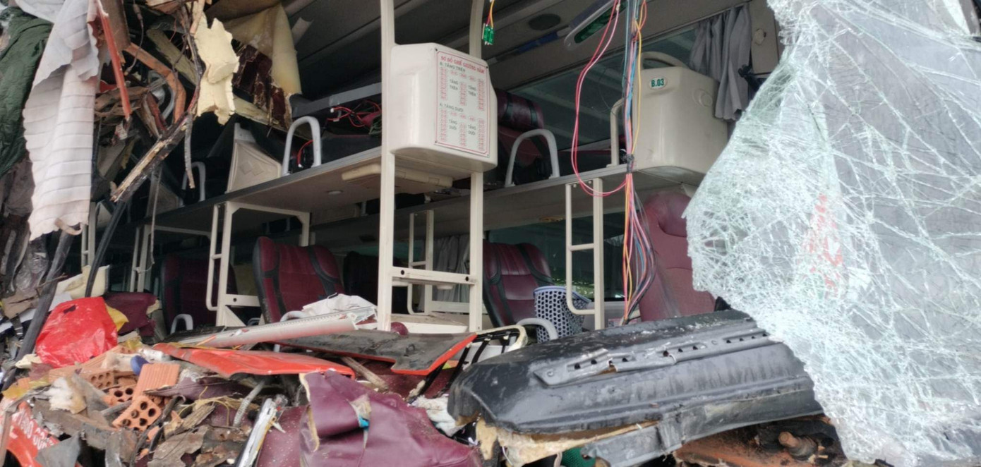 Vụ tai nạn khiến 3 người chết, 13 người phải nhập viện. Vụ tai nạn khiến 3 người chết, 13 người phải nhập viện.