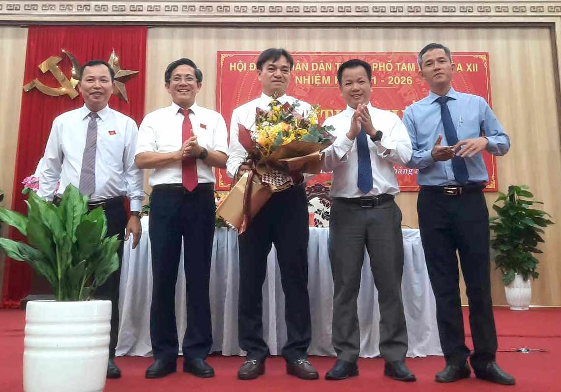 Ông Nguyễn Duy Ân (giữa, cầm hoa) được bầu giữ chức Chủ tịch UBND TP. Tam Kỳ nhiệm kỳ 2021 - 2026.