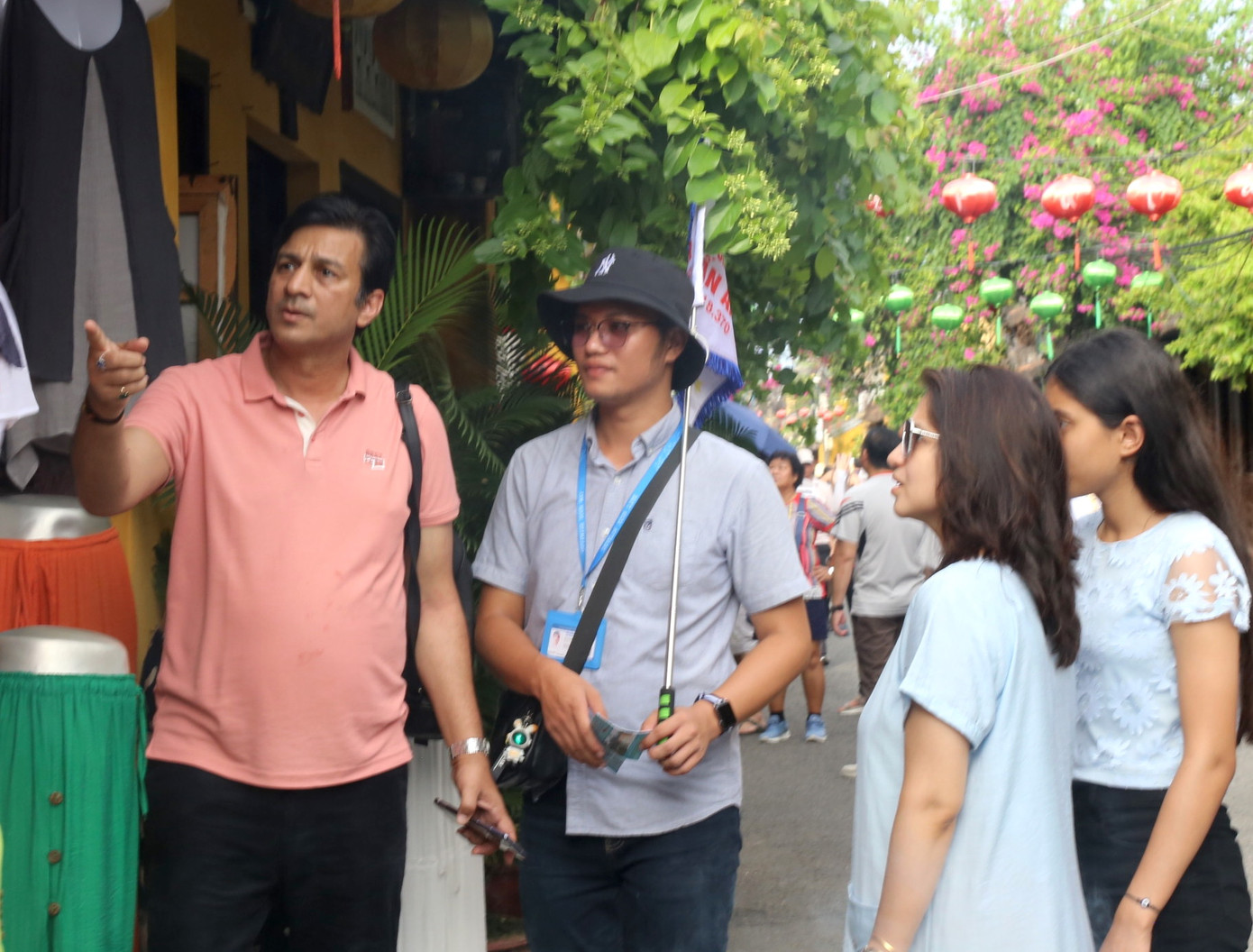 80% số vé tham quan bán ra ngày hôm qua là khách nước ngoài. 80% số vé tham quan bán ra ngày hôm qua là khách nước ngoài.