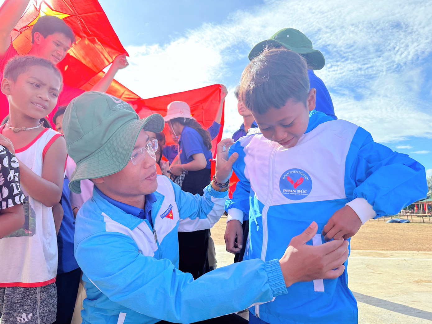 Tại buổi khánh thành, các bạn đã trao tặng 50 cờ Tổ quốc cho Đoàn xã Gary, tặng 50 áo đồng phục, 50 ba lô cho học sinh. Các bạn trẻ tự tay vào bếp nấu 200 suất cà ri bánh mì chia sẻ cùng bà con, em nhỏ, khiến ai cũng xúc động. Tại buổi khánh thành, các bạn đã trao tặng 50 cờ Tổ quốc cho Đoàn xã Gary, tặng 50 áo đồng phục, 50 ba lô cho học sinh. Các bạn trẻ tự tay vào bếp nấu 200 suất cà ri bánh mì chia sẻ cùng bà con, em nhỏ, khiến ai cũng xúc động.