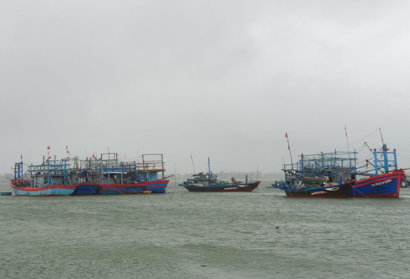 Tàu thuyền khẩn trương về nơi neo đậu tránh trú