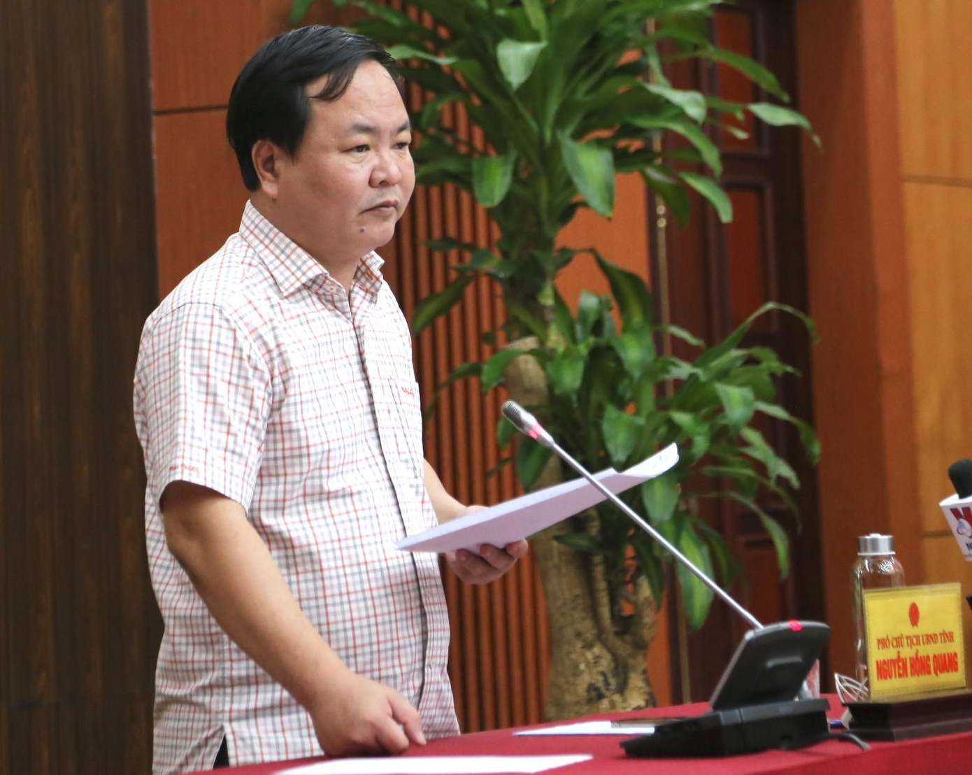 Ông Nguyễn Hồng Quang - Phó chủ tịch UBND tỉnh Quảng Nam khẳng định, ngành chức năng sẽ rút giấy phép khai thác nếu chủ mỏ đất, cát bán không đúng giá niêm yết. Ảnh Hoài Văn