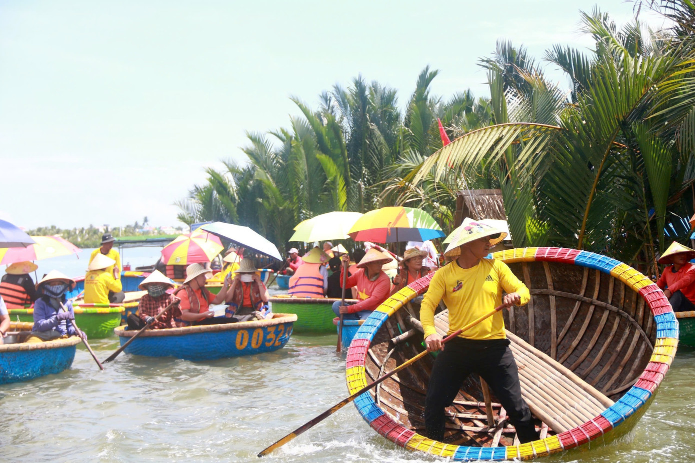 Du khách đi trên thúng thích thú ngắm rừng dừa bao quanh khoảng sông xanh ngắt, xem người dân trình diễn tung lưới, đặc biệt trải nghiệm lắc thúng chai mang lại “cảm giác mạnh”.