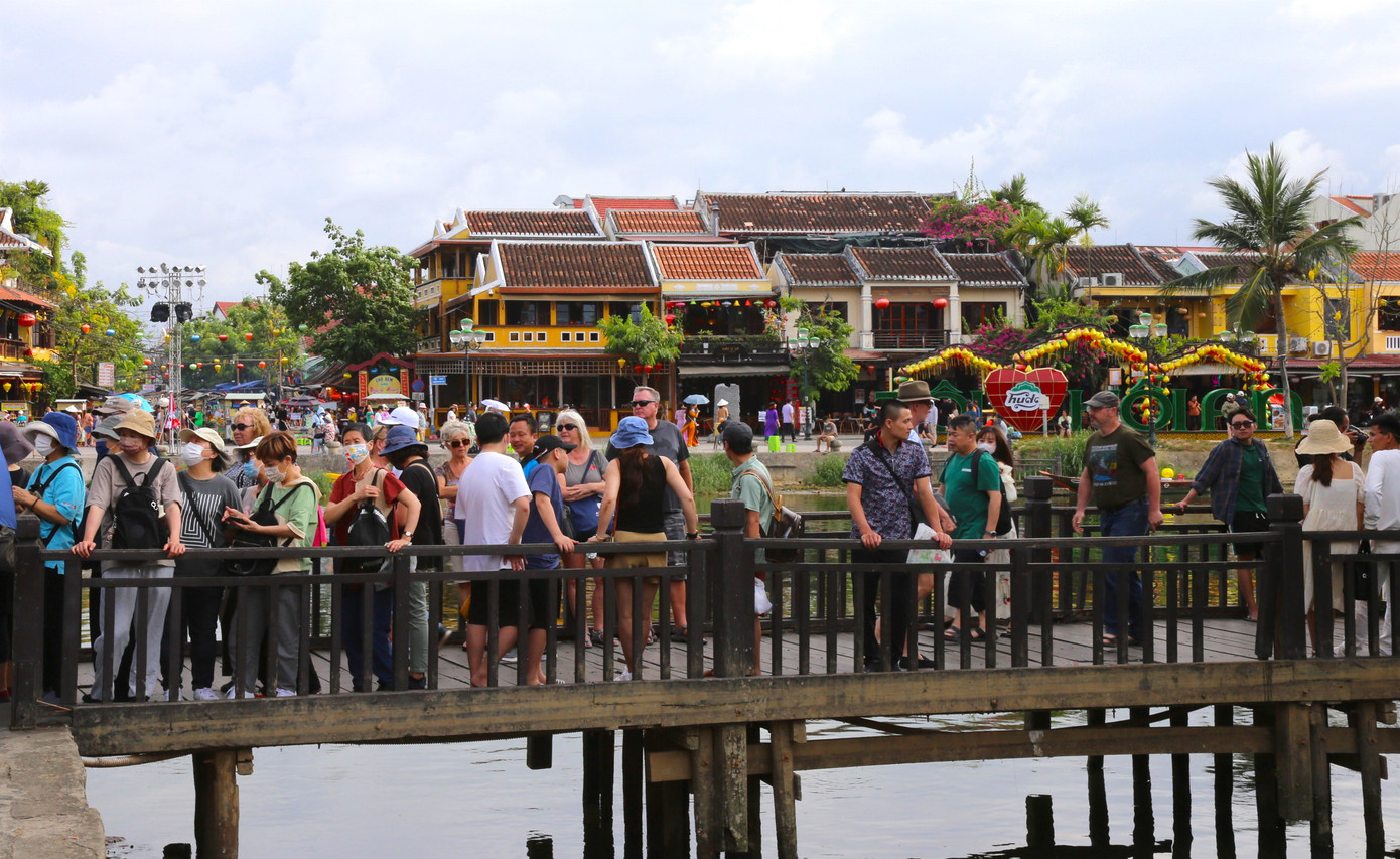 Cùng với việc tham quan ở các di tích, dạo phố cổ và ngắm sông Hoài vẫn là điều hấp dẫn du khách đến phố Hội.